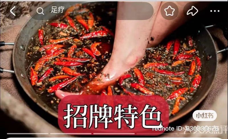 Model Ini Rendam Kaki di Kuah Mala Hotpot untuk Perawatan