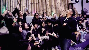 Suasana hangat begitu terasa sepanjang acara, dengan para pengunjung yang tampak antusias menikmati setiap momen. Interaksi antara penampil dan penonton pun menjadi daya tarik tersendiri, menghadirkan pengalaman yang lebih intim dibandingkan konser pada umumnya.