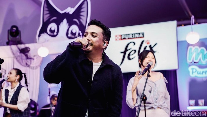 Sal Priadi tampil dalam konser intim “Meowsical” di Habitat Park SCBD.
