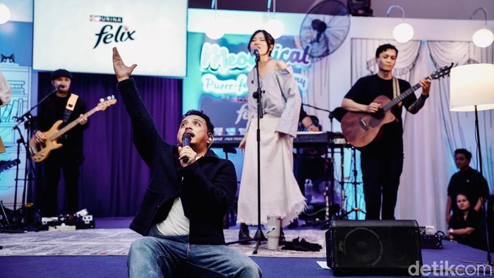 Sal Priadi tampil dalam konser intim “Meowsical” di Habitat Park SCBD.