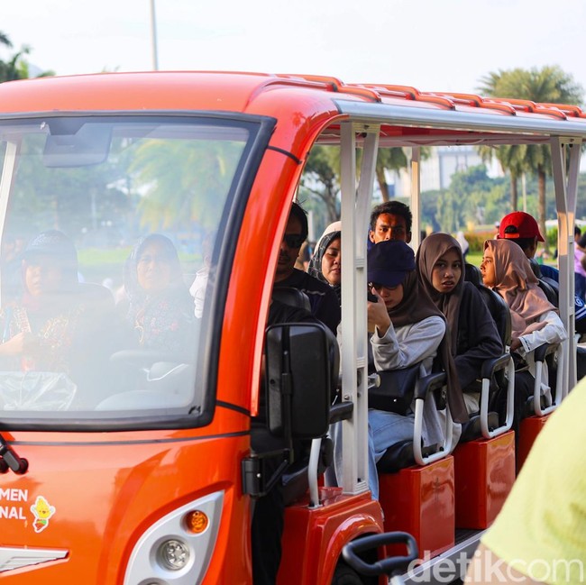 Monas Jadi Oase Warga Jakarta di Penghujung Pekan