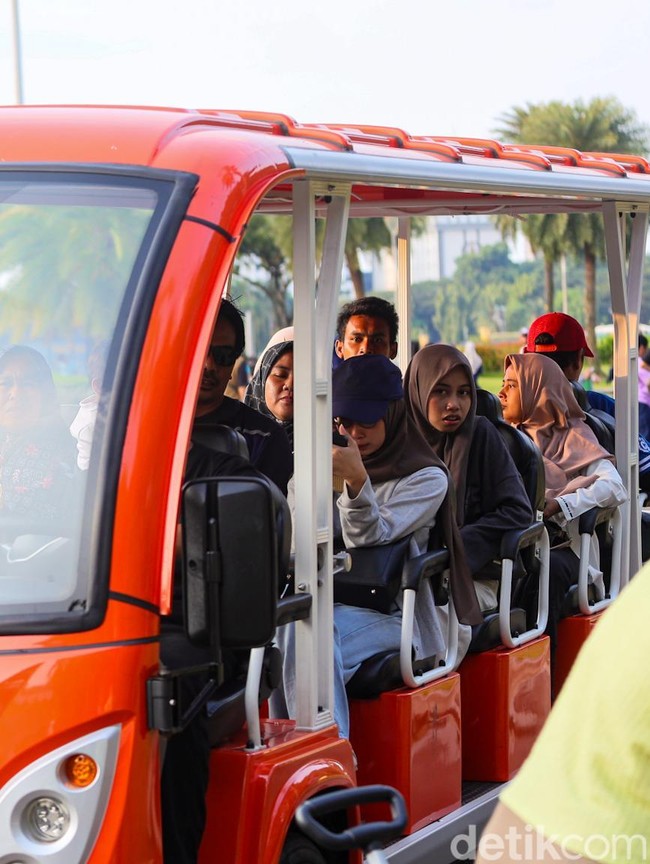 Monas Jadi Oase Warga Jakarta di Penghujung Pekan