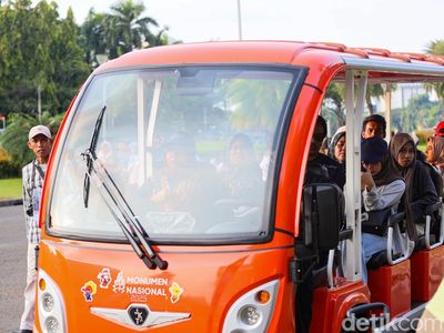 Monas Jadi Oase Warga Jakarta di Penghujung Pekan