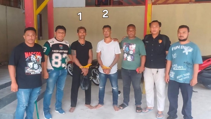 Polisi menangkap pria berinisial HR (28) dan FU (36) yang menikam Ketua DPD II Partai Golkar Maluku Tenggara, Agrapinus Rumatora alias Nus Kei
