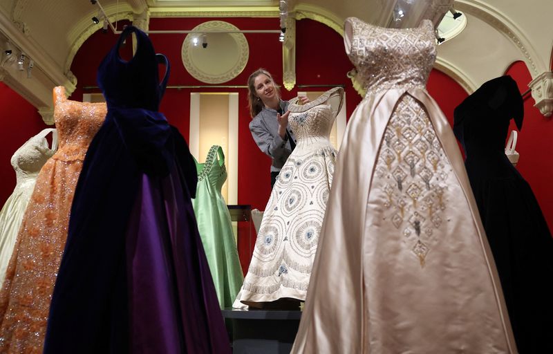 Pameran Terbesar Baju Ratu Elizabeth II, Ada Koleksi yang Belum Terekspos