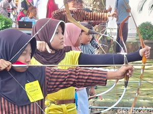 Melihat Lomba Panahan Tradisional di Nganjuk, Peserta Berbaju Adat Jawa