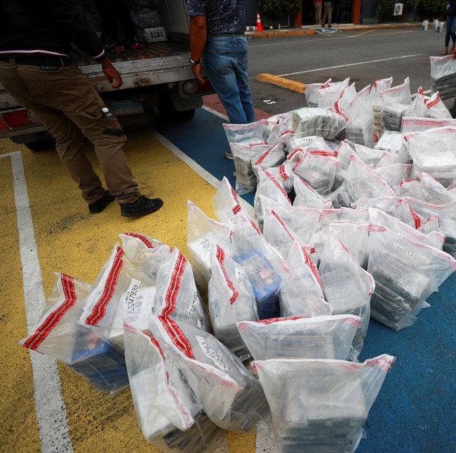 Penampakan 1,6 Ton Kokain Disita Usai Pengejaran Dramatis di Laut