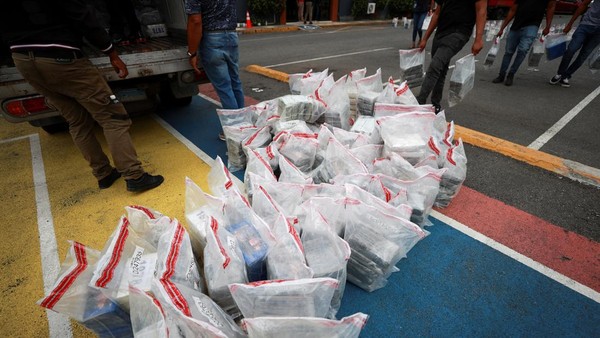Penampakan 1,6 Ton Kokain Disita Usai Pengejaran Dramatis di Laut
