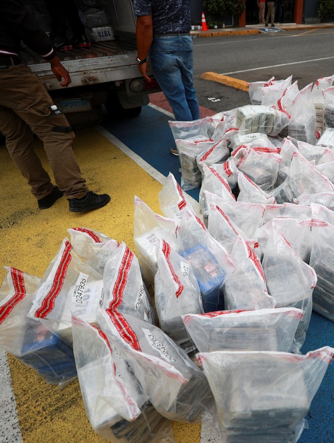 Penampakan 1,6 Ton Kokain Disita Usai Pengejaran Dramatis di Laut