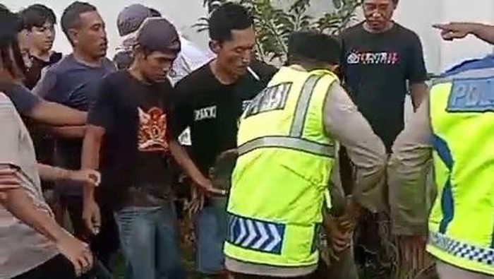 Pencuri di Bojonegoro dikepung warga hingga jatuh dari cerobong
