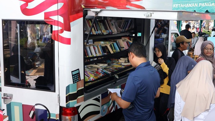 Sejumlah warga membaca buku di layanan perpustakaan keliling saat Hari Bebas Kendaraan Bermotor (HBKB) di Cibinong, Kabupaten Bogor, Jawa Barat, Minggu (19/4/2026). Dinas Arsip dan Perpustakaan Daerah Kabupaten Bogor menggelar layanan tersebut sebagai upaya mendekatkan akses literasi kepada masyarakat di ruang publik, sekaligus mengajak warga memanfaatkan HBKB tidak hanya untuk berolahraga tetapi juga untuk kegiatan edukatif. ANTARA FOTO/Yulius Satria Wijaya/hma