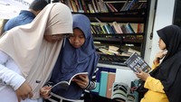 Anak-anak membaca buku di layanan perpustakaan keliling saat Hari Bebas Kendaraan Bermotor di Cibinong, Kabupaten Bogor, Jawa Barat, Minggu (19/4/2026). Foto: ANTARA FOTO/Yulius Satria Wijaya