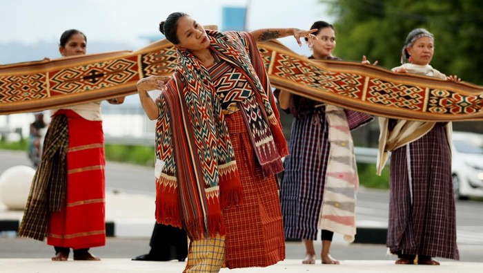 Sejumlah model berpose dengan menggunakan kain khas sekomandi pada acara peragaan busana di Mamuju, Sulawesi Barat, Sabtu (18/4/2026). Pameran dan peragaan busana yang bertajuk 