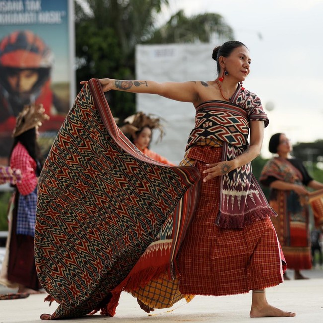 Pesona Kain Sekomandi di Panggung Mode Mamuju