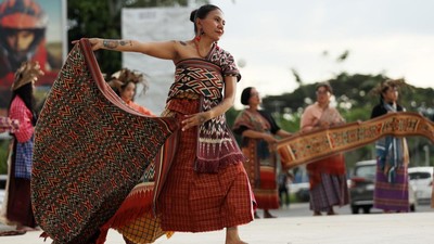 Pesona Kain Sekomandi di Panggung Mode Mamuju