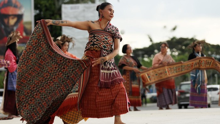 Sejumlah model berpose dengan menggunakan kain khas sekomandi pada acara peragaan busana di Mamuju, Sulawesi Barat, Sabtu (18/4/2026). Pameran dan peragaan busana yang bertajuk 