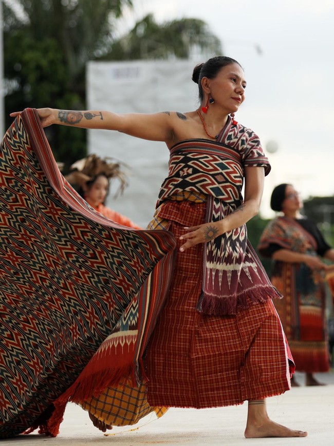 Pesona Kain Sekomandi di Panggung Mode Mamuju