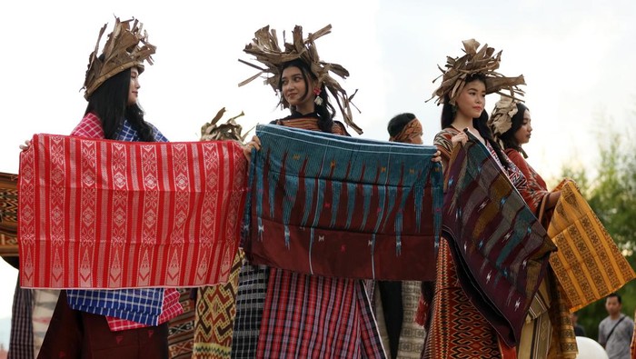 Sejumlah model berpose dengan menggunakan kain khas sekomandi pada acara peragaan busana di Mamuju, Sulawesi Barat, Sabtu (18/4/2026). Pameran dan peragaan busana yang bertajuk 