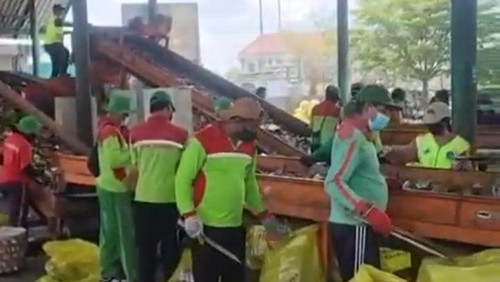 Petugas kebersihan jalan yang membantu proses pemilahan sampah liar di TPST Mengwitani, Badung.