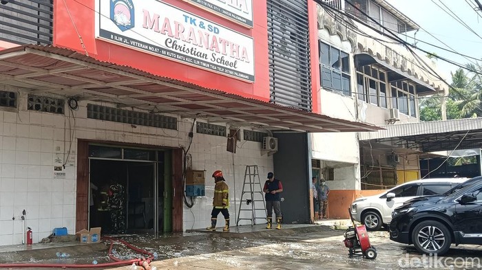 Petugas saat memadamkan kebakaran di Gereja Maranatha Palembang