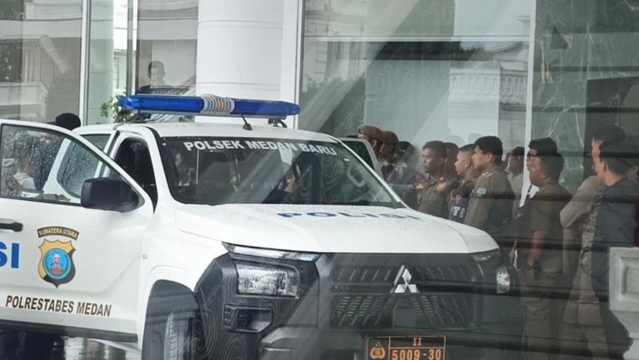 Pihak kepolisian dan Satpol PP Sumut mengamankan lokasi usai kericuhan