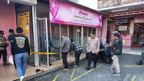 Polisi melakukan olah TKP satpam swalayan tewas di Jalan Kesatrian nomor 5A, Gianyar, Minggu (19/4/20206). (Dok. Polres Gianyar)