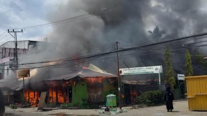 Kebakaran melanda Pondok Pesantren (ponpes) Hidayatullah di Kabupaten Mamuju, Sulawesi Barat (Sulbar).