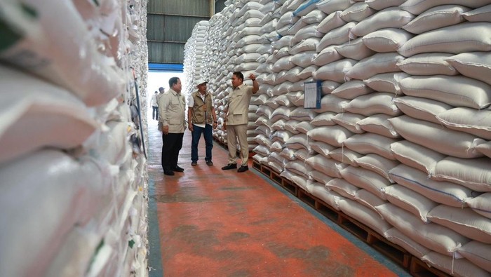Prabowo Cek Gudang BULOG di Magelang