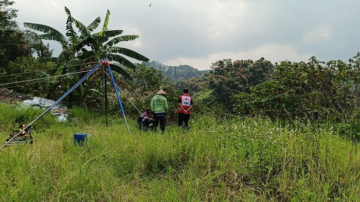 Proses evakuasi mayat wanita di lereng Bandung