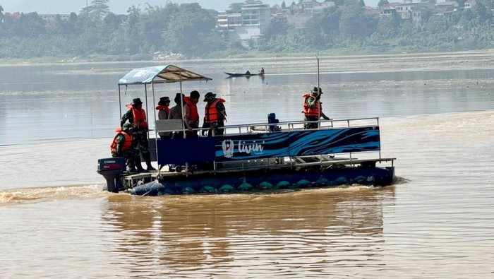 proses pembersihan eceng gondok di waduk saguling