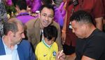 Momen Rafathar dan Rayyanza Foto Bareng-Minta Tanda Tangan Ronaldo