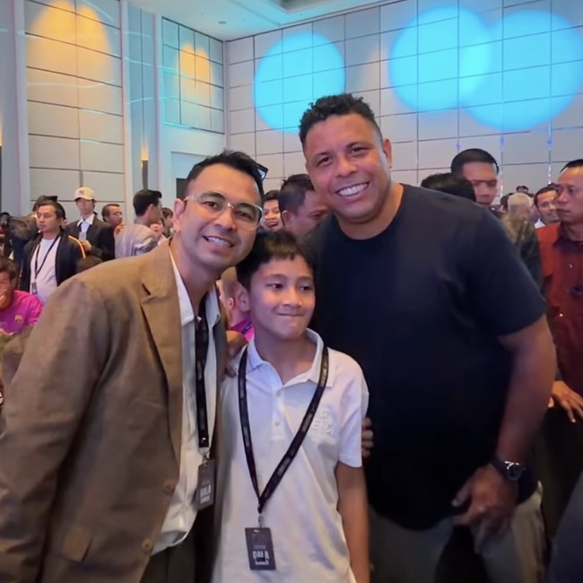 Momen Rafathar dan Rayyanza Foto Bareng-Minta Tanda Tangan Ronaldo