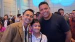 Momen Rafathar dan Rayyanza Foto Bareng-Minta Tanda Tangan Ronaldo