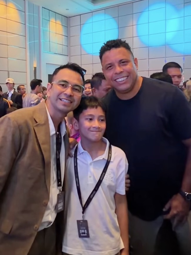 Momen Rafathar dan Rayyanza Foto Bareng-Minta Tanda Tangan Ronaldo