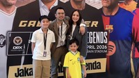 Raffi Ahmad dan keluarga, menghadiri acara makan malam bareng pesepakbola legendaris di salah satu hotel di Jakarta, kemarin. Kehadiran pemain bola legendaris itu, dalam rangka Clash of Legends 2026 yang berlangsung di GBK, Sabtu, 18 April 2026. Foto: dok instagram Raffi Ahmad