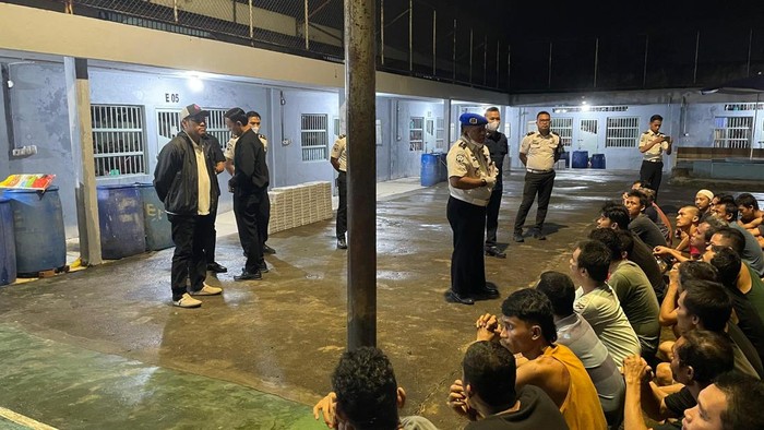 Razia gabungan di Lapas Kelas IA Pakjo, Palembang, Sabtu (18/4) malam.
