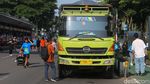 Saat Truk Mogok di Tengah CFD Jakarta
