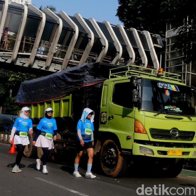 Saat Truk Mogok di Tengah CFD Jakarta