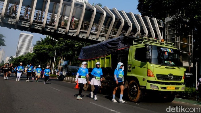 Truk mogok berhenti di jalur Car Free Day Jakarta kawasan Sudirman Jakarta, Minggu (19/4/2026).