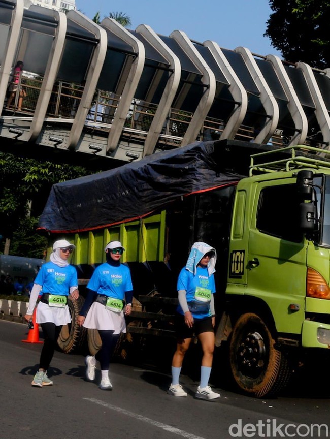 Saat Truk Mogok di Tengah CFD Jakarta