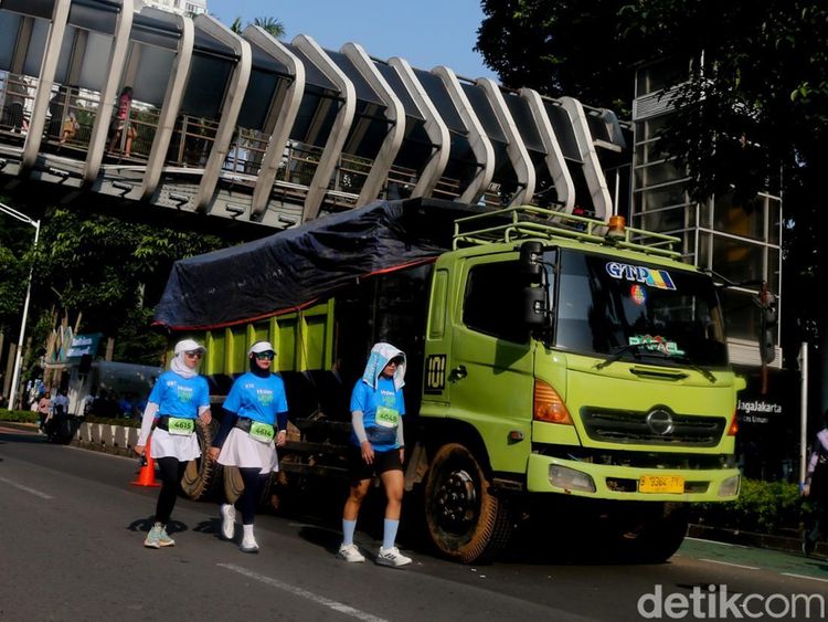 Saat Truk Mogok di Tengah CFD Jakarta