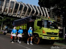 Saat Truk Mogok di Tengah CFD Jakarta