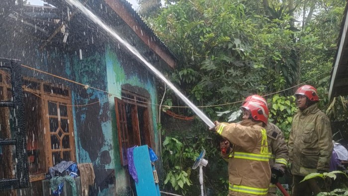 Satu unit rumah hangus terbakar di Desa Sukamantri, Tamansari, Kabupaten Bogor. Kebakaran diduga akibat korsleting listrik. (Dok istimewa).