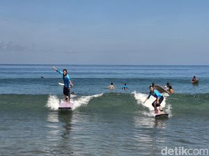 Lihainya Perempuan dan Penyandang Tuli Berselancar Pakai Kebaya di Pantai Kuta