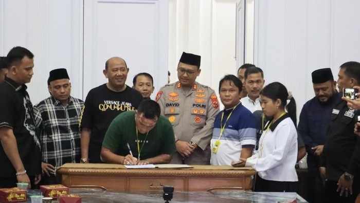 Siswa SMA bersama ayahnya dan Indra Bangun bersepakat berdamai, berlangsung di Langkat, Sabtu (18/4/2026)malam
(Dok Polres Langkat)
