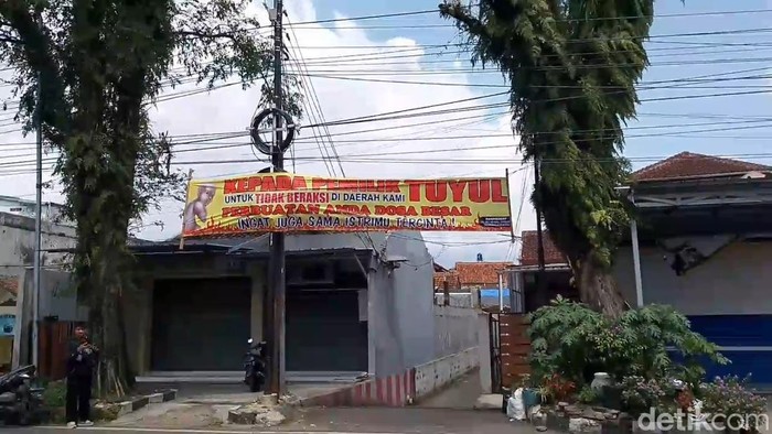 Spanduk imbauan agar tuyul tak beraksi mencuri uang.