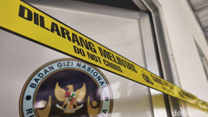 SPPG Yayasan Khidmatul Ummah Madani, Desa Pilangwetan, Kebonagung, Demak disegel garis polisi, Minggu (19/4/2026).