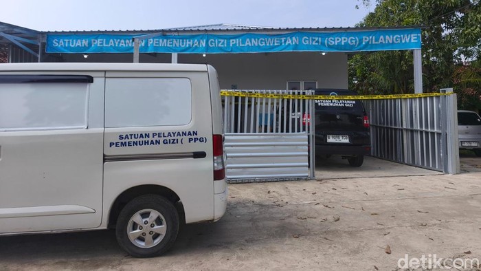 SPPG Yayasan Khidmatul Ummah Madani, Desa Pilangwetan, Kebonagung, Demak, disegel garis polisi, Minggu (19/4/2026), usai ratusan santri diduga keracunan MBG.