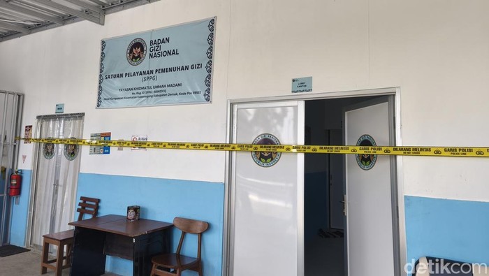 SPPG Yayasan Khidmatul Ummah Madani, Desa Pilangwetan, Kebonagung, Demak, disegel garis polisi, Minggu (19/4/2026), usai ratusan santri diduga keracunan.