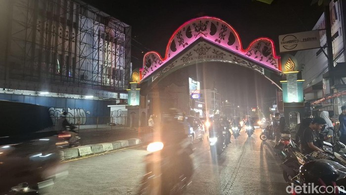 Suasana di Jalan Magelang, Tegalrejo, Kota Jogja, usai diduga terjadi kericuhan, Minggu (19/4/2026).